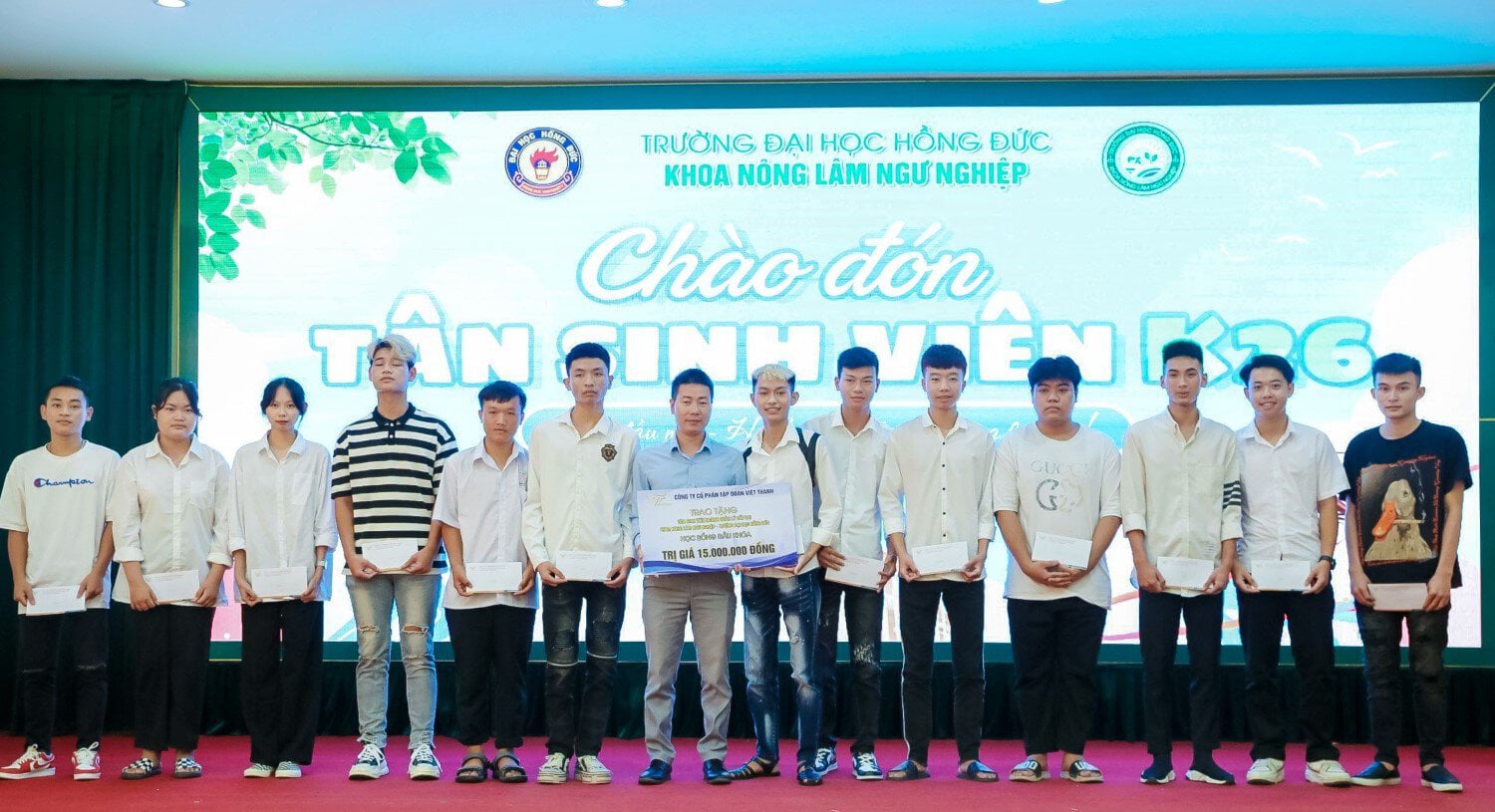 Hoạt động nội bộ 44 Ông Nguyễn Cao Cường – Tổng Giám đốc Công ty cổ phần tập đoàn Việt Thanh trao học bổng cho các bạn tân sinh viên